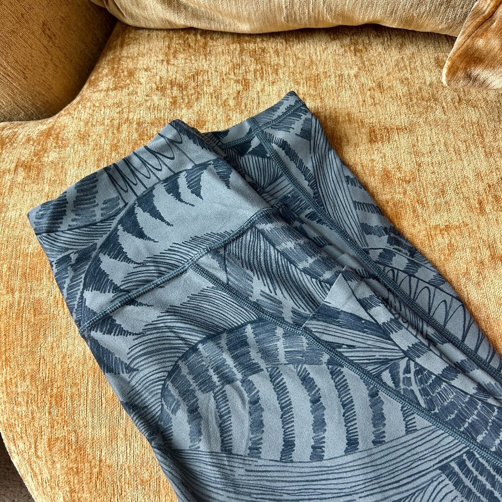 Athleta Salutation Zuma Stash Pocket 7/8 Tight Small